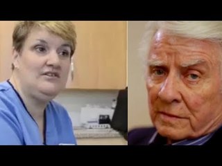 Als die Schwester die Fäden aus dem Daumen zieht, muss...