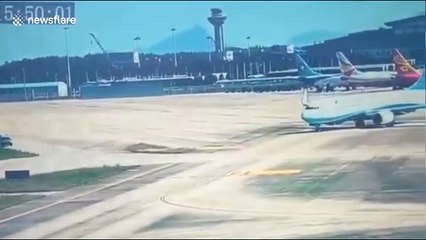 SUV almost collides with plane after driving across runway at Fuzhou's airport