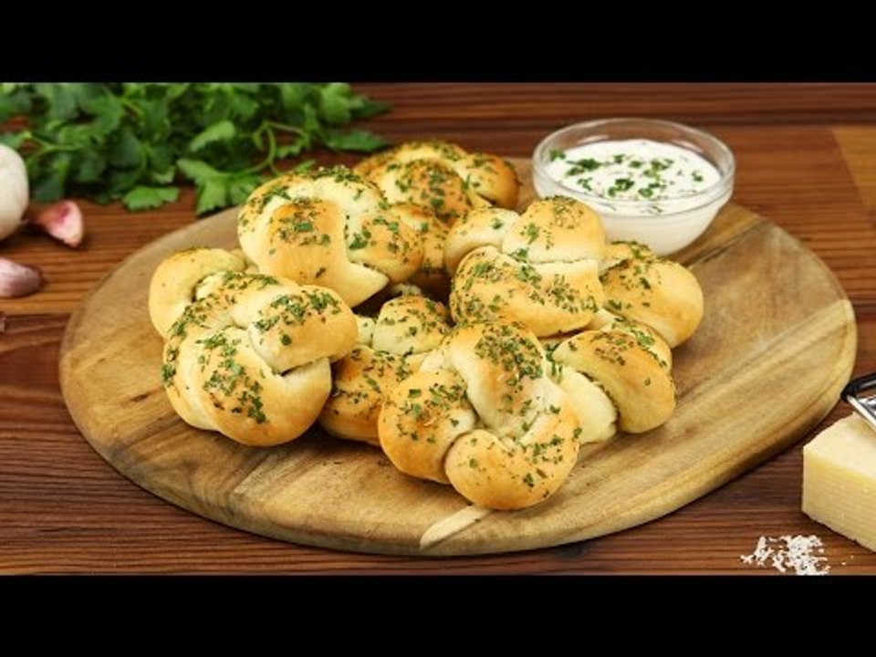 Knoblauch-Parmesan-Brötchen sind als Vorspeise Rezept ideal geeignet.