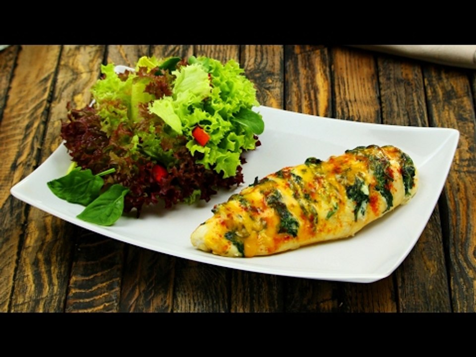 Schneide die Hähnchenbrüste tief quer ein und stecke die Füllung ...