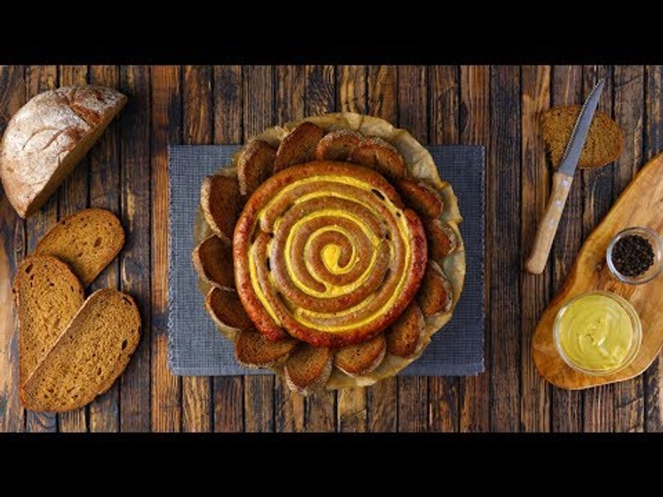 Die Bratwurstschnecken-Tarte präsentiert sich mit deftiger Füllung.