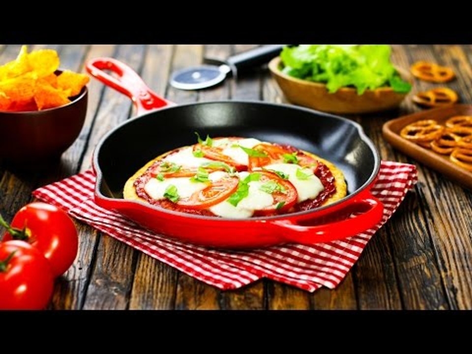 Kommt ohne Ofen aus: luftig-lockere Pfannenpizza alla caprese.