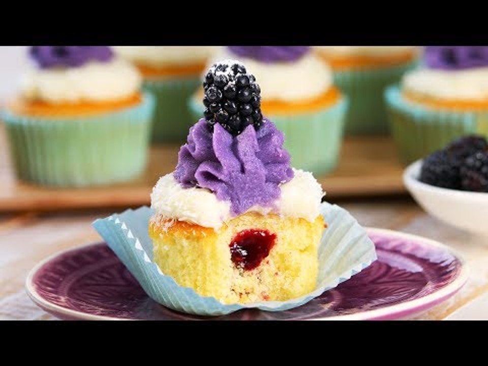 Die Brombeer-Kokos-Cupcakes verdienen vor dem Verspeisen Anerkennung.