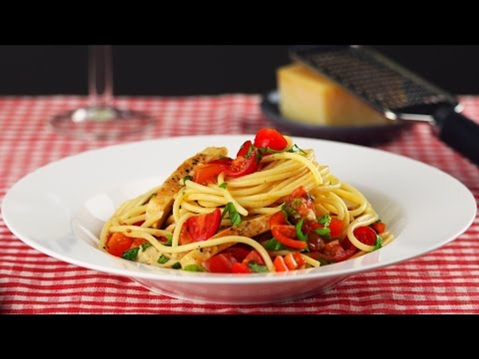 Mediterraner Klassiker mit Pfiff: Bruschetta-Spaghetti mit Hühnchen.