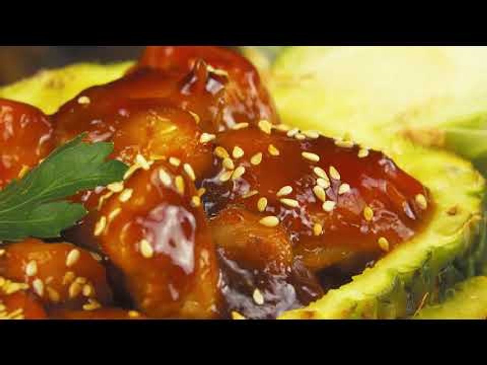 Asiatisches Hähnchen in der Ananas - ein leichtes Rezept für Asia Chicken zum Mittagessen