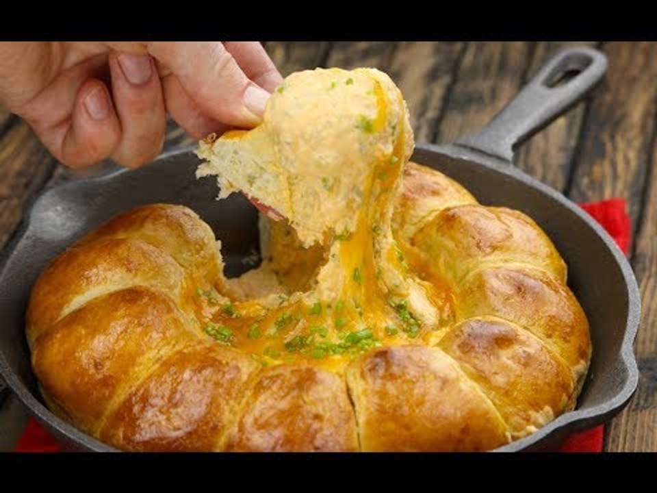 Käse-Dip Rezept mit Bier wird perfekt umrundet von Pizzabrötchen. Was will man mehr?