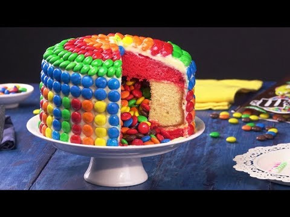 Überraschungskuchen mit Füllung ist ein Kuchen Rezept, dass jede Geburtstagsparty zum Kochen bringt!