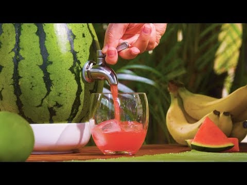 Wodka Melone Rezept: Cocktail aus der Frucht serviert mit Zapfhahn