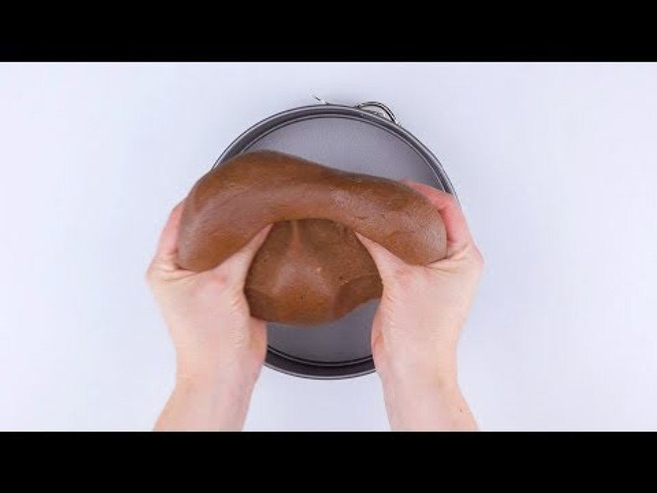 Cremiges Mousse au Chocolat Kuchen Rezept mit zartem Gittermuster