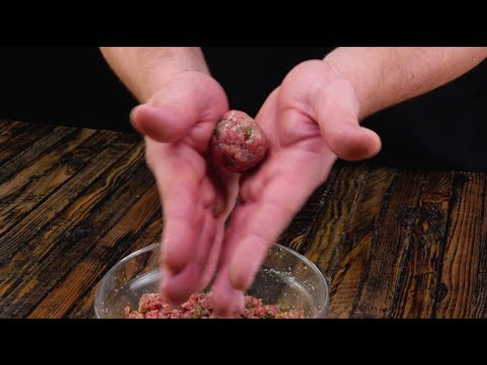 Pizza mit Spaghetti und Hackbällchen ist das wahrscheinlich beste Pizza Rezept des Jahres!