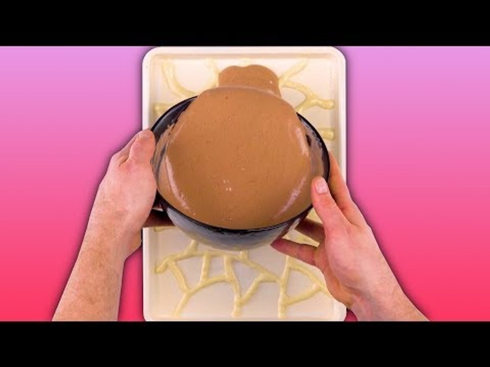 Zeichne ein Teigmuster aufs Backblech. Wenn der Ofen aufgeht, wird es tierisch!