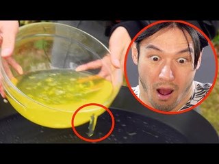 Er will Spiegelei machen. Als er den Deckel hebt: So cool!