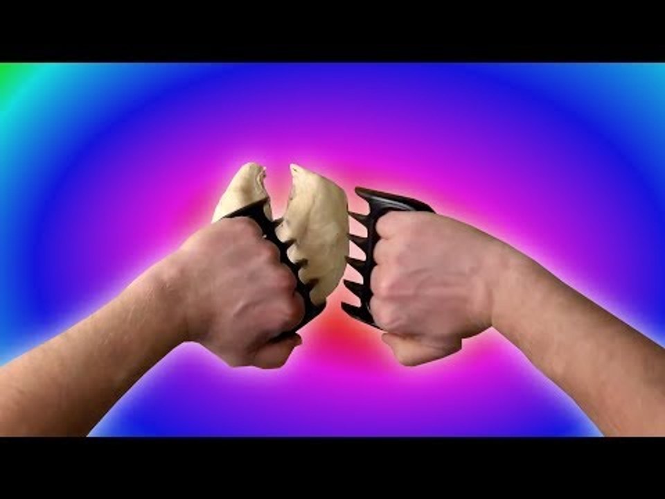 Man drückt 21 Toasts in eine Springform und backt sie.