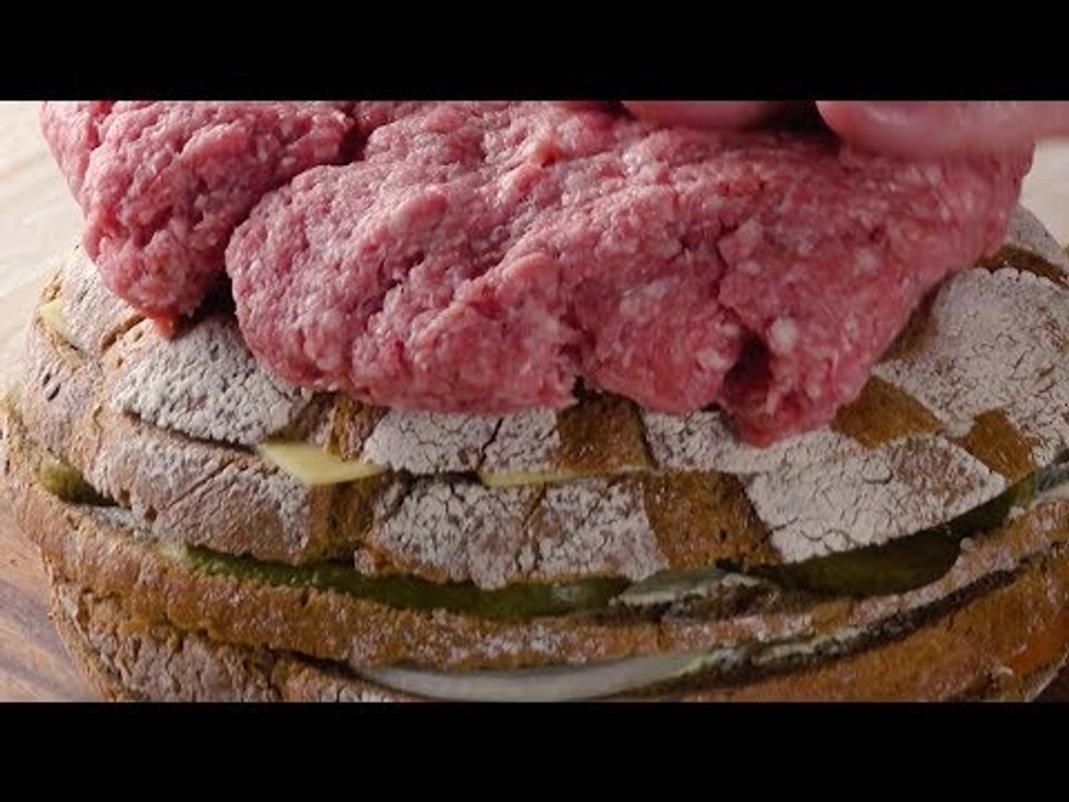 Wenn er das Monstrum aufschneidet...irre, das Innere!