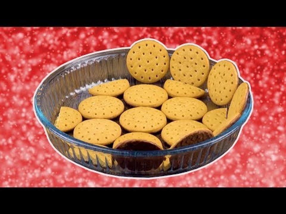 Lege eine Quicheform mit runden Keksen aus & bestreiche sie mit Creme.