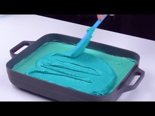 Teile den Teig 5x. Zu jeder Portion gibst du 1 Tropfen mehr Farbe.