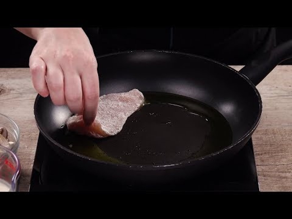 Parmesanhühnchen kommt mit Tomatensoße der anderen Art aus der Pfanne.