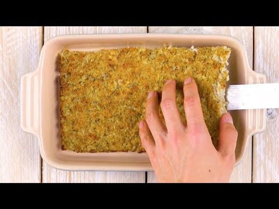 Du schichtest gebackenen Blumenkohl, Schinken & Käse.