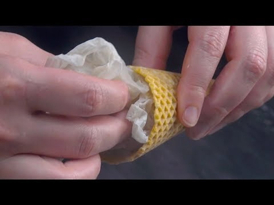 Stopf eine Eiswaffel aus & lege sie übers Dampfbad!