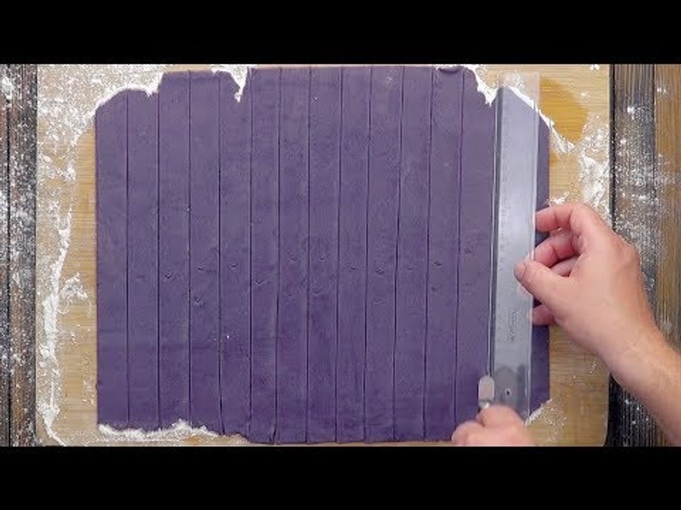 Zerschneide den lila Teig mit Pizzaroller und Lineal. Was dann reinkommt, wird dich verzücken.