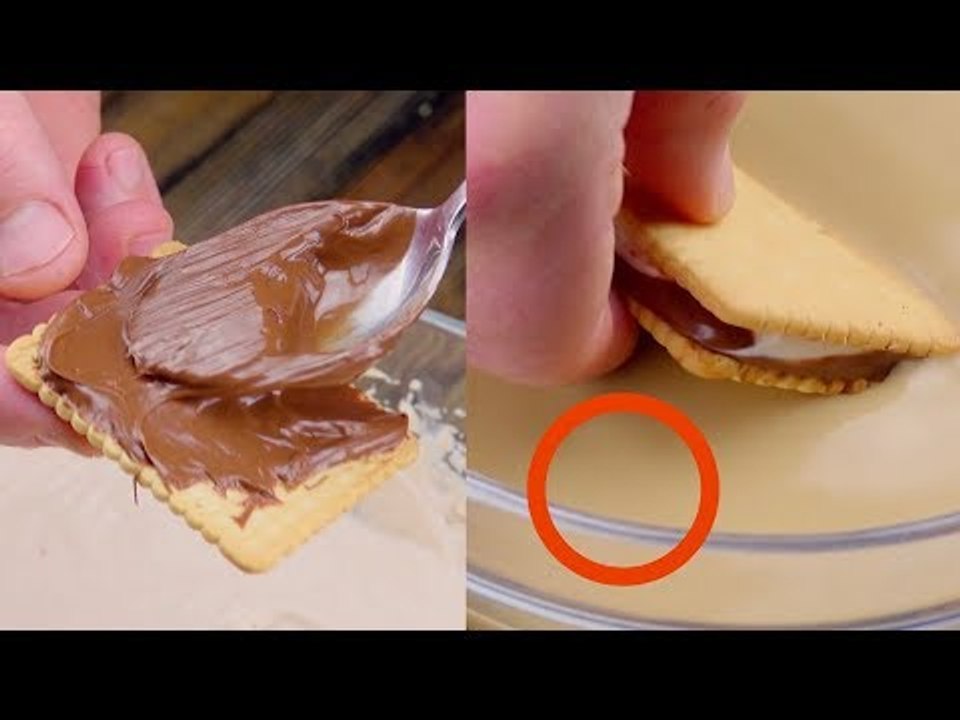 Streiche Nutella auf den Keks und tunke ihn in diese F...