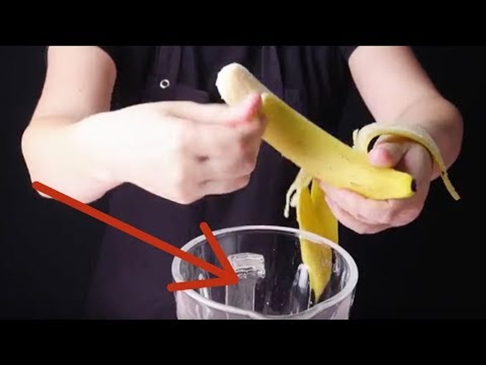 Schäle die Banane und mixe sie mit diesen Zutaten. Das...