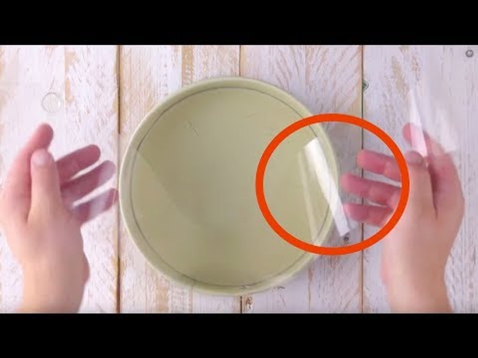 Lege Klarsichtfolie in die Springform. Warum? Das wird ...