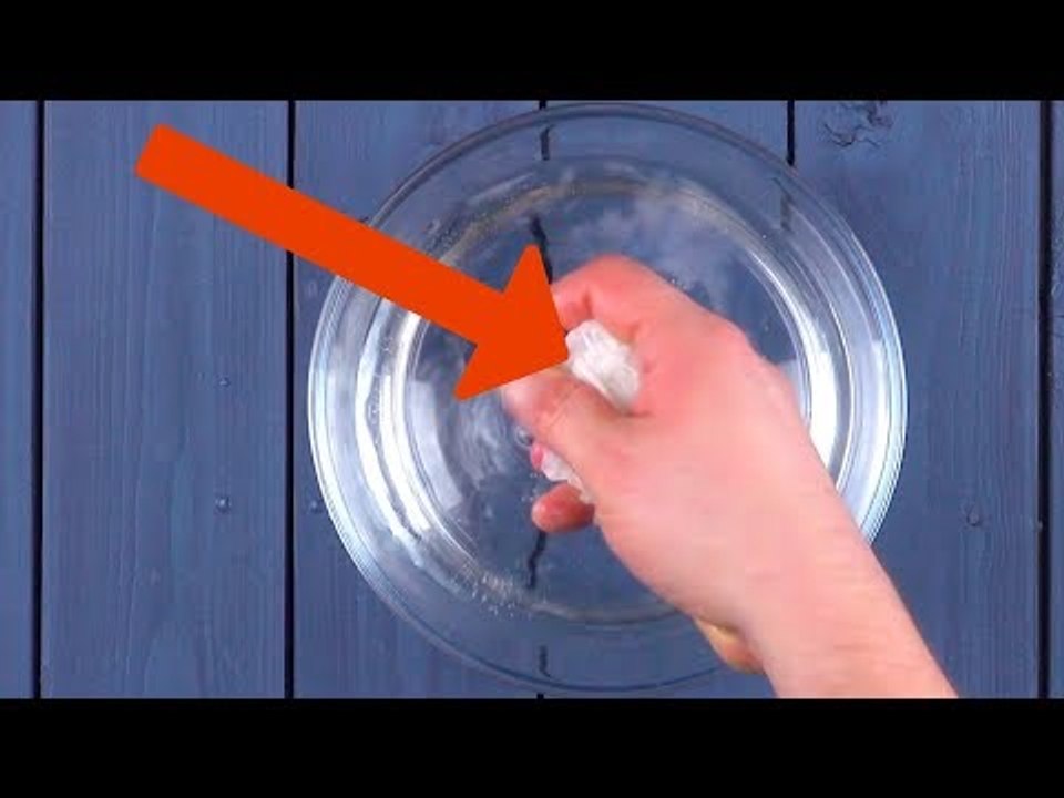 Schmeiß zerknülltes Backpapier ins Wasser. Hole dann 6...