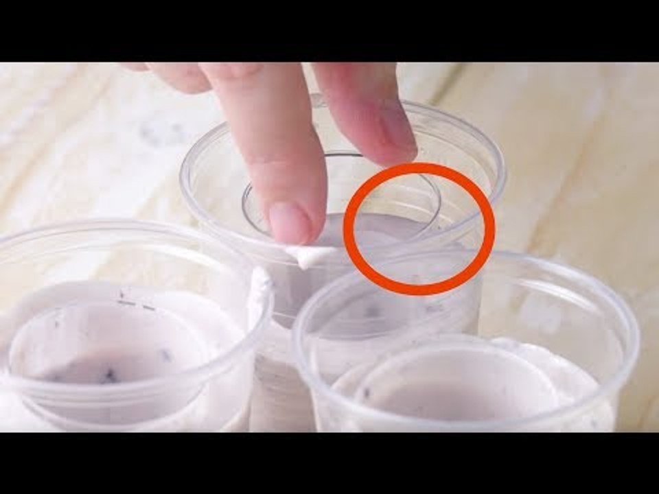 Stecke einen kleinen Plastikbecher in das, was im groß ...