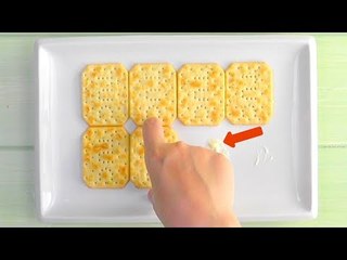 Klebe 8 Kräcker mit Butter auf den Teller! 6 Eier rund...