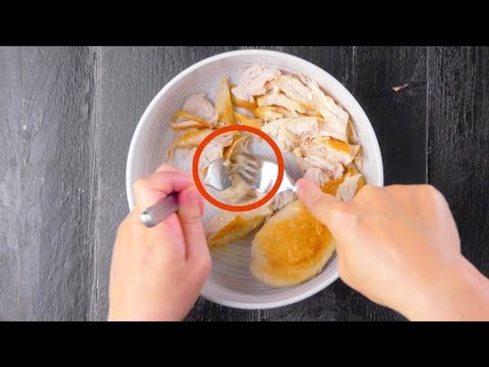 Brate 3 Hühnerbrüste und ziehe mit der Gabel das Fleisch auseinander. Das wird der Wahnsinn!