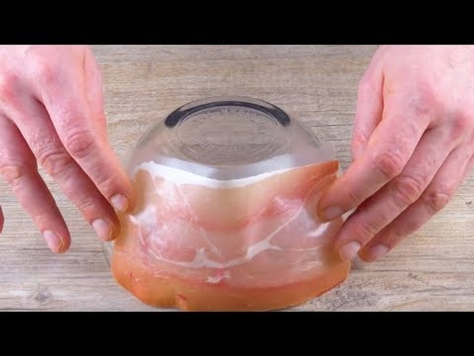 Klebe Schinken auf eine Schüssel. Im Ofen passiert dann die Magie.