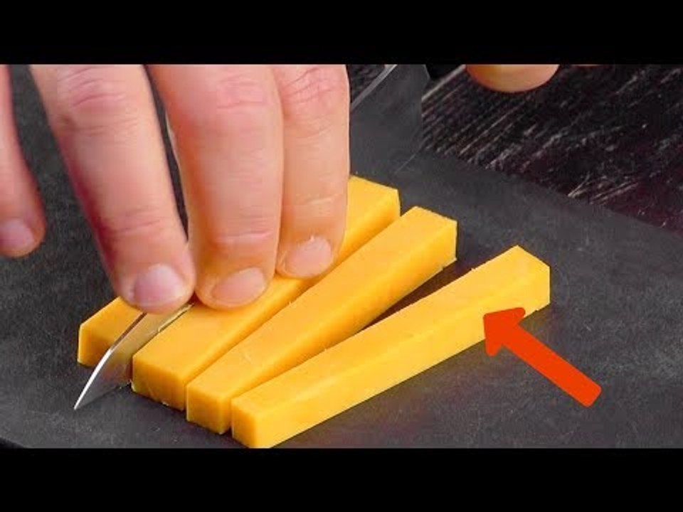 Schneide den Käse in 4 lange Streifen, bevor er die Kr...