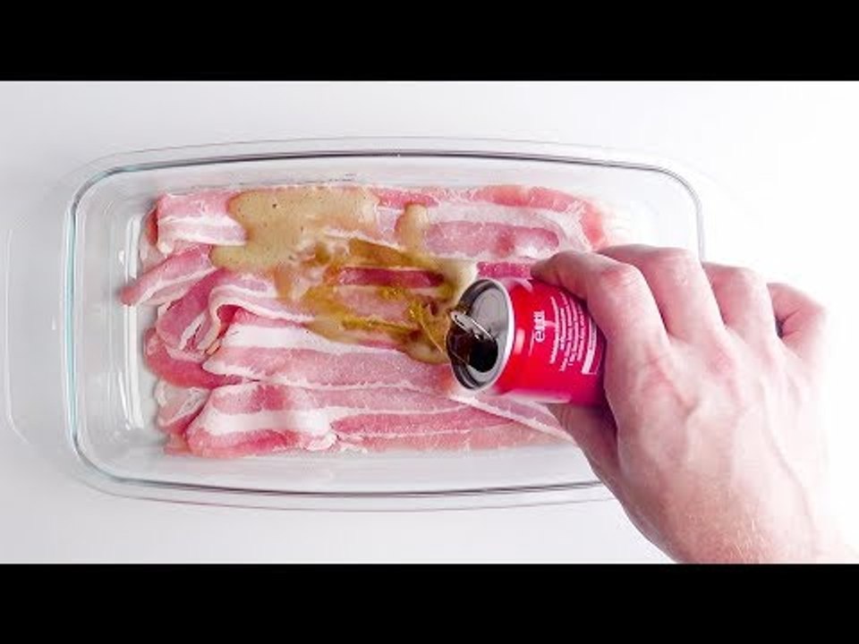 Schütte die Cola auf den Bacon. Das wird ein besonderer Leckerbissen!