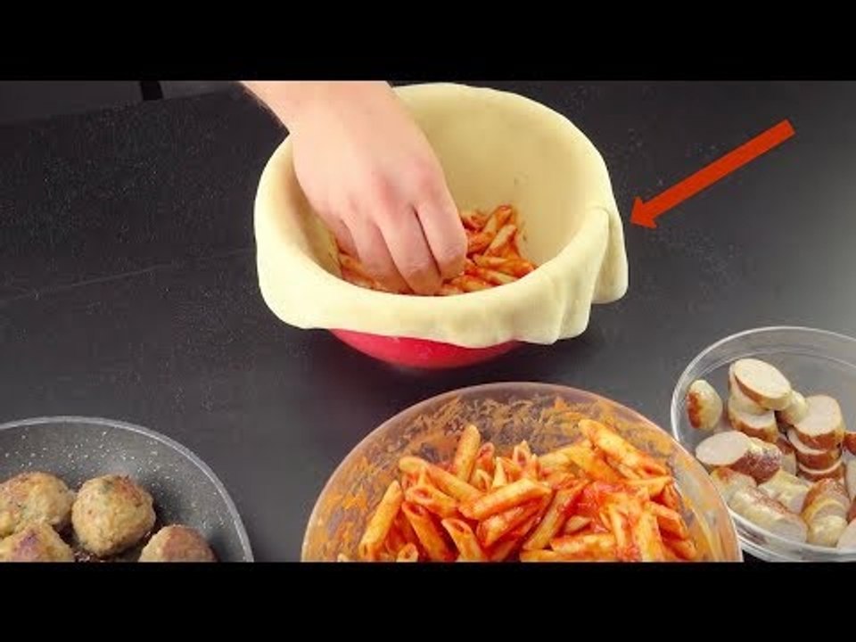 Zerschneide den Teigberg mit dem Messer! Beim Anblick der Füllung wirst du ausrasten.