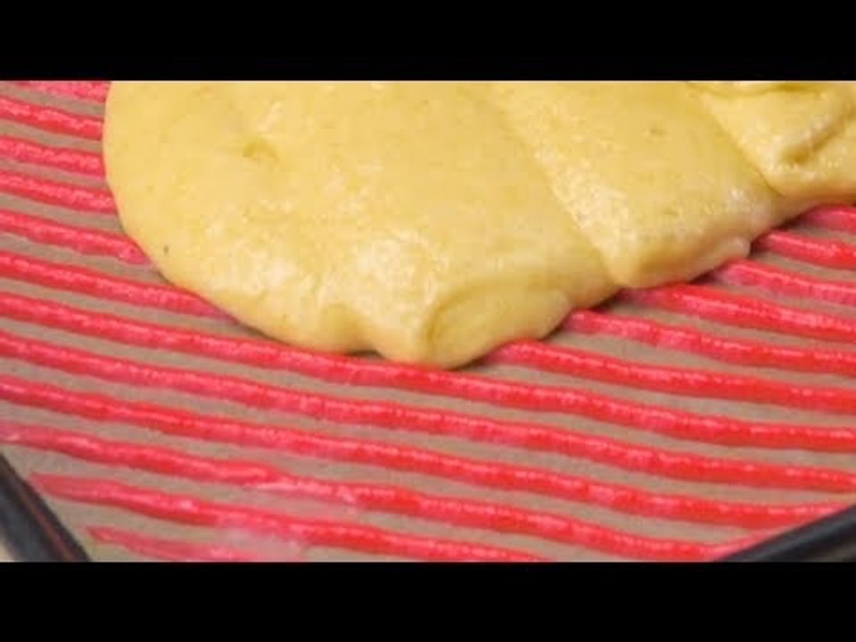 Schmier die rote Paste auf das Blech. Dann kommt der Z...