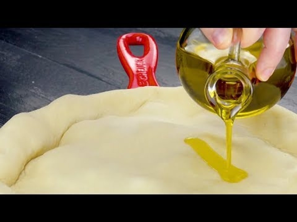 Gib Öl direkt auf den Teig. Nach 40 min erlebst du eine Geschmacksexplosion.