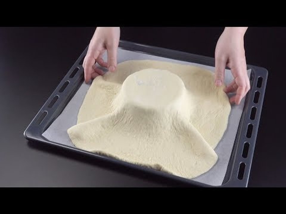 Leg den Teig SO auf ein Blech. Der Trick ist genial!