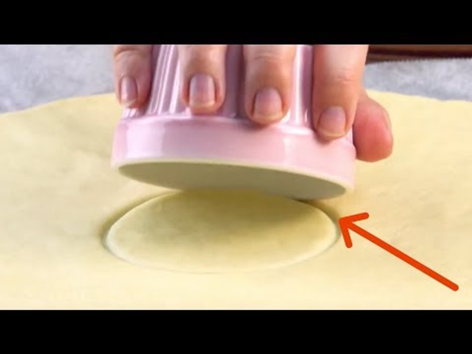 Drücke die Schale 8 x auf den Teig. Das Ergebnis? Geil!