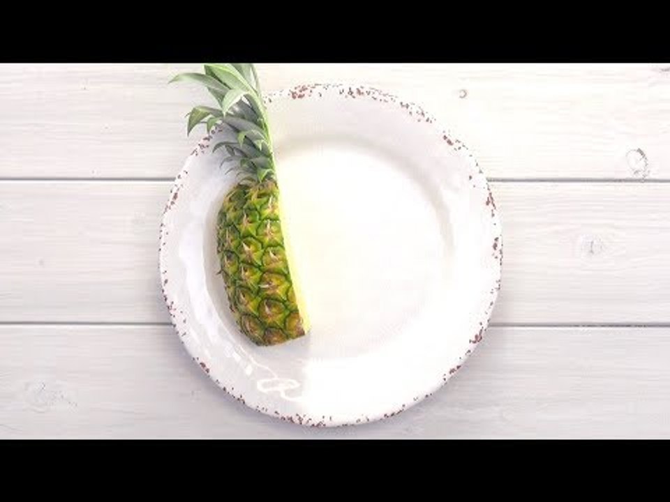 Lege 1/4 Ananas auf einen Teller. Nach ein paar Sekunden wirst du deinen Augen nicht trauen!