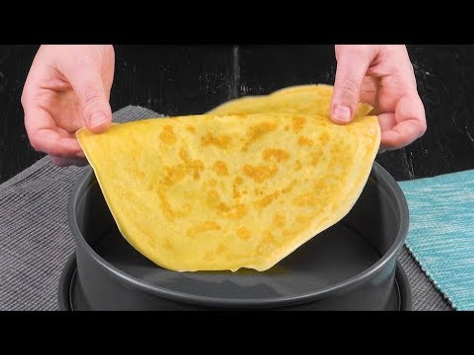 Lege die Eierkuchen so in die Springform und fülle alles andere rein. So lecker!