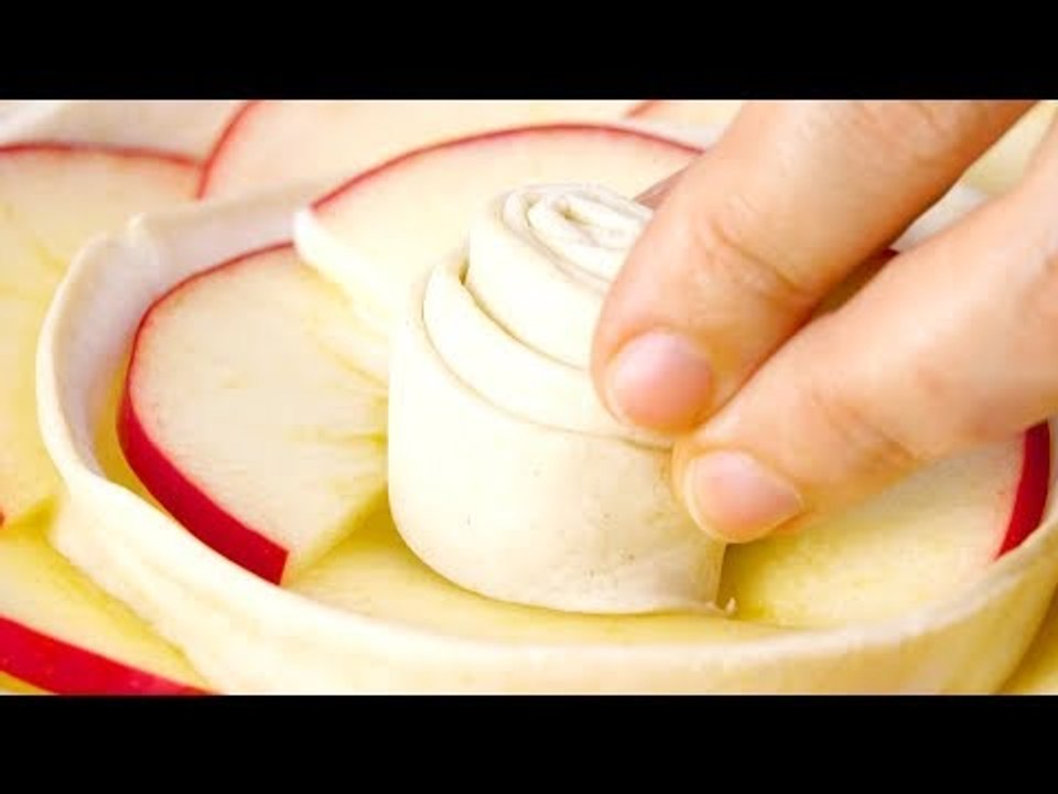 Roll den Teigstreifen ein und setz ihn in die Mitte. So etwas Hübsches hast du noch nie gegessen.