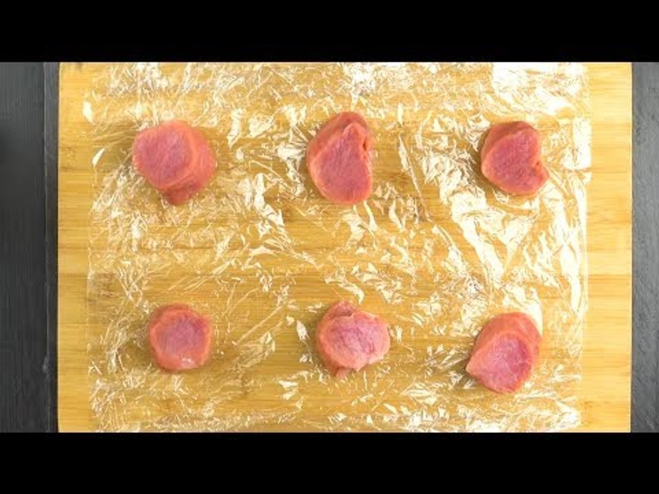 Er packt 6-mal Filet auf Folie. Womit er sie dann zudeckt, ist einfach nur genial & lecker!