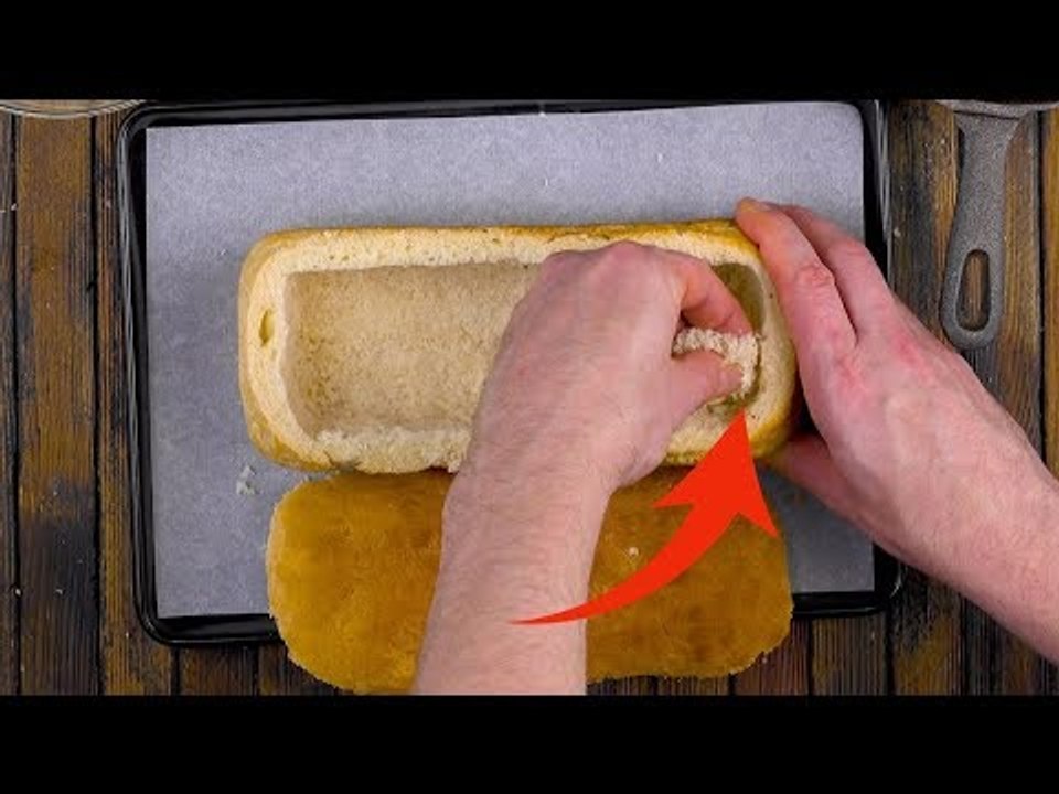 Er holt DAS aus dem Brot heraus um es danach DAMIT zu füllen. Genial und mega lecker!