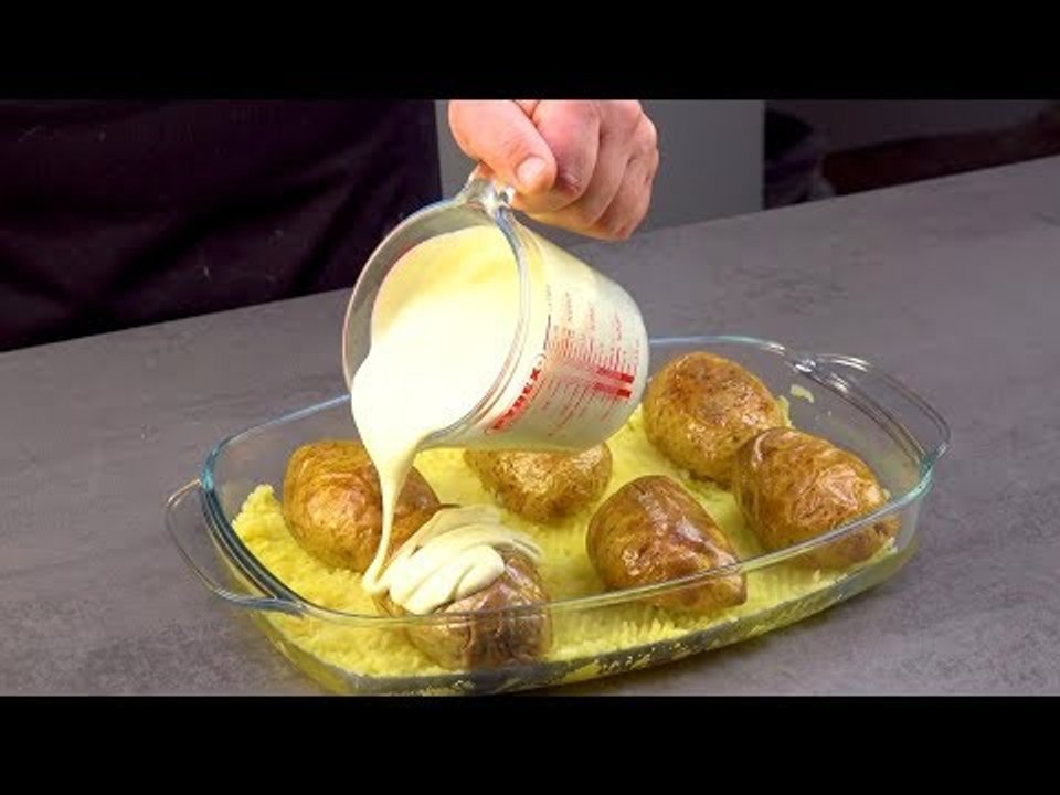 Kippe die Soße über alle 6 Kartoffeln und ab in den Ofen. Das wird grandios!