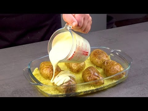 Kippe die Soße über alle 6 Kartoffeln und ab in den Ofen. Das wird grandios!