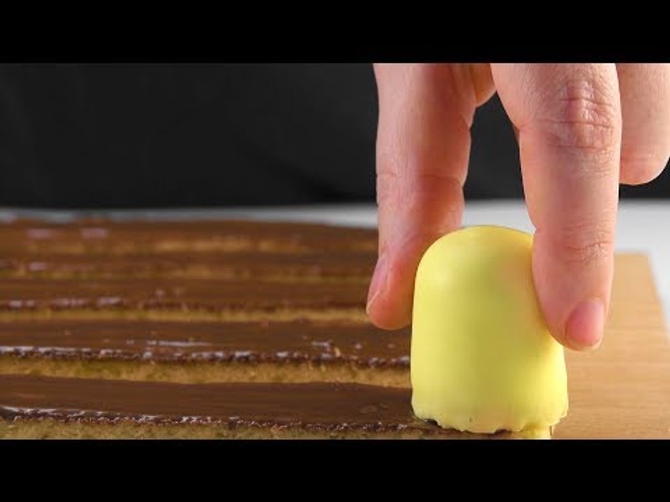 Er stellt 3 Schaumküsse auf Nutella-Streifen. Was dann kommt, ist ultraputzig!