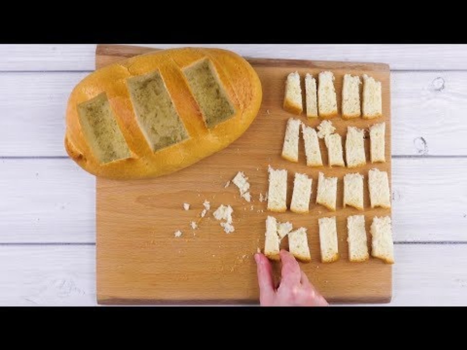 Er schnappt sich ein Brot und schneidet 3 Rechtecke aus. Was dann kommt, ist mmmhh!