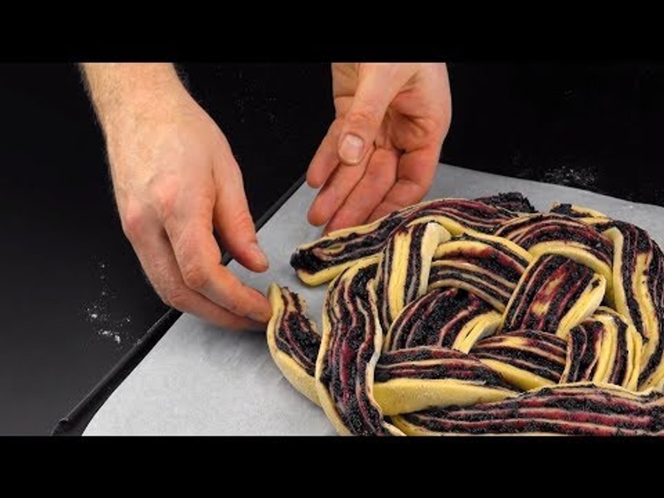 Verknote den Teig SO auf dem Blech und die Kuchenrunde freut sich am Sonntagnachmittag.