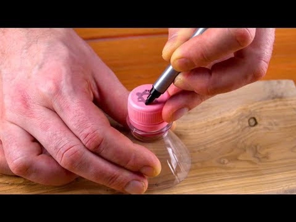 Er malt einen Stern auf den Deckel und sticht dann mit dem Messer zu. Das ist genial!